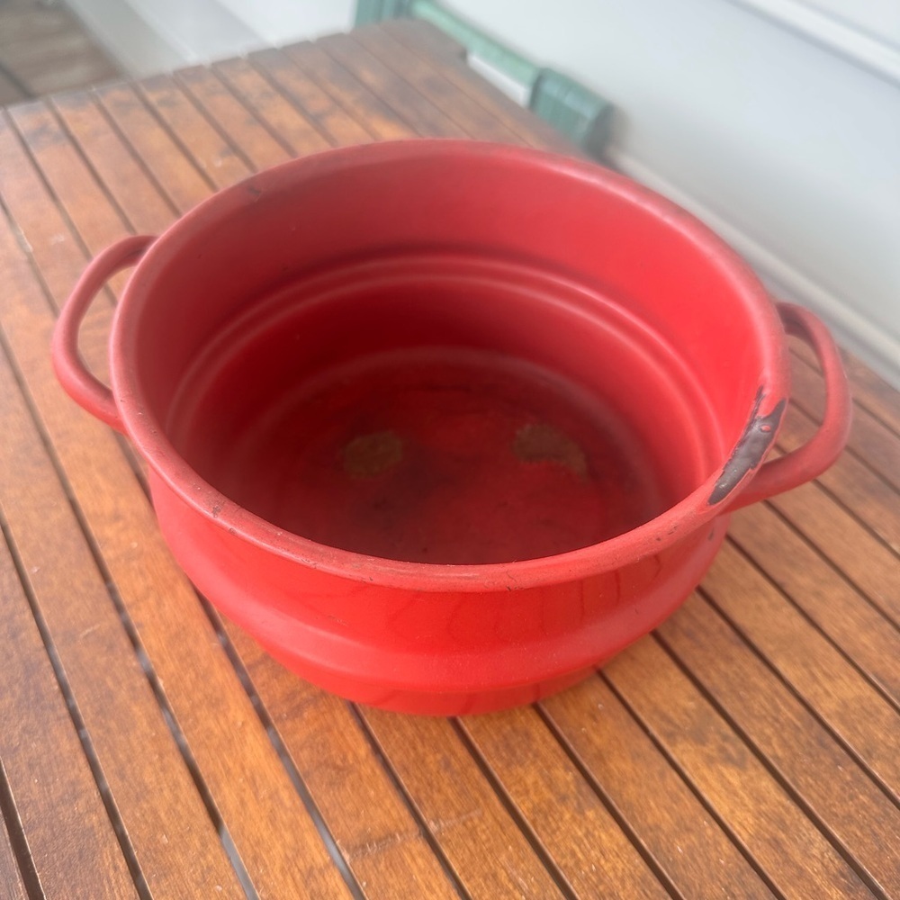 Red enamel pot with lid - Picture 4 of 9